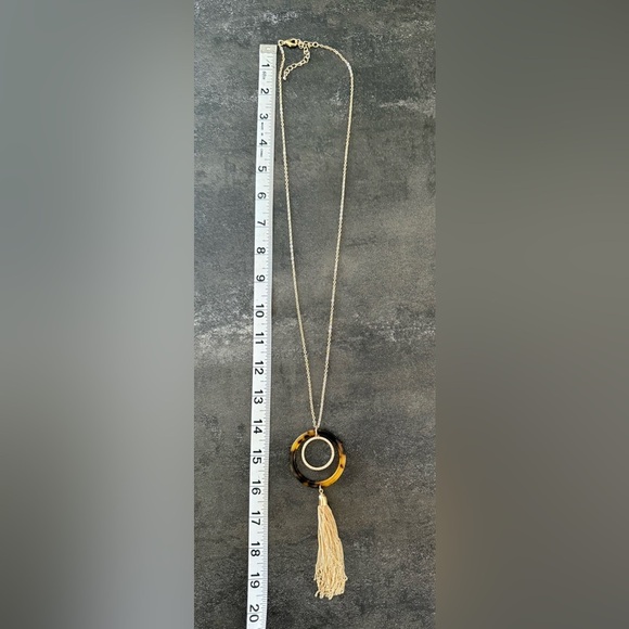 Chic Gold and Brown Tortoiseshell Pendant Necklace - Picture 3 of 4